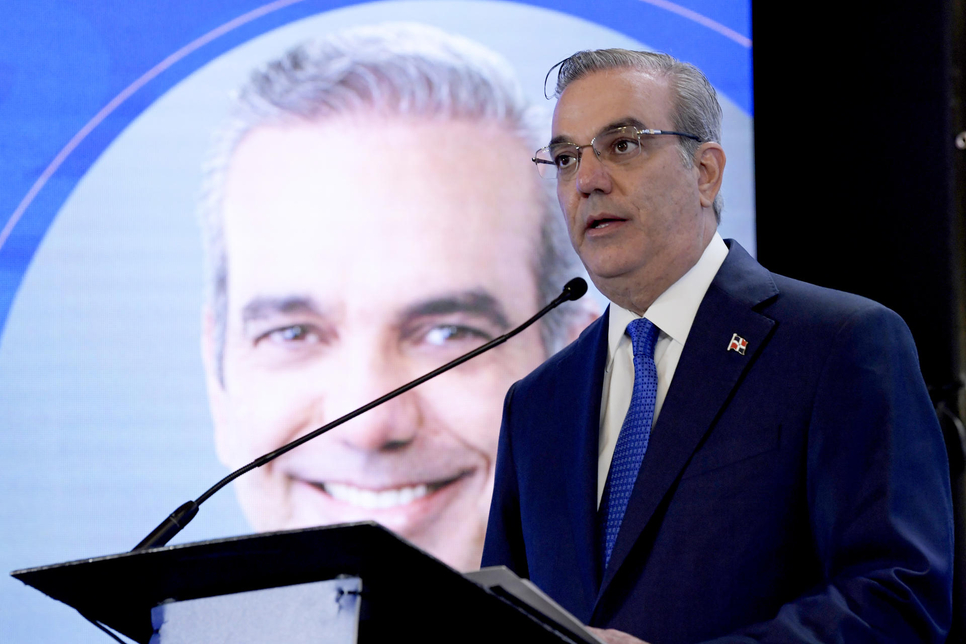 El presidente de la República Dominicana Luis Abinader, habla durante  la 54 Conferencia Anual de Washington sobre las Américas, celebrada este miércoles en la sede de la Organización de los Estados Americanos (OEA) en Washington (EE.UU.). EFE/Lenin Nolly
