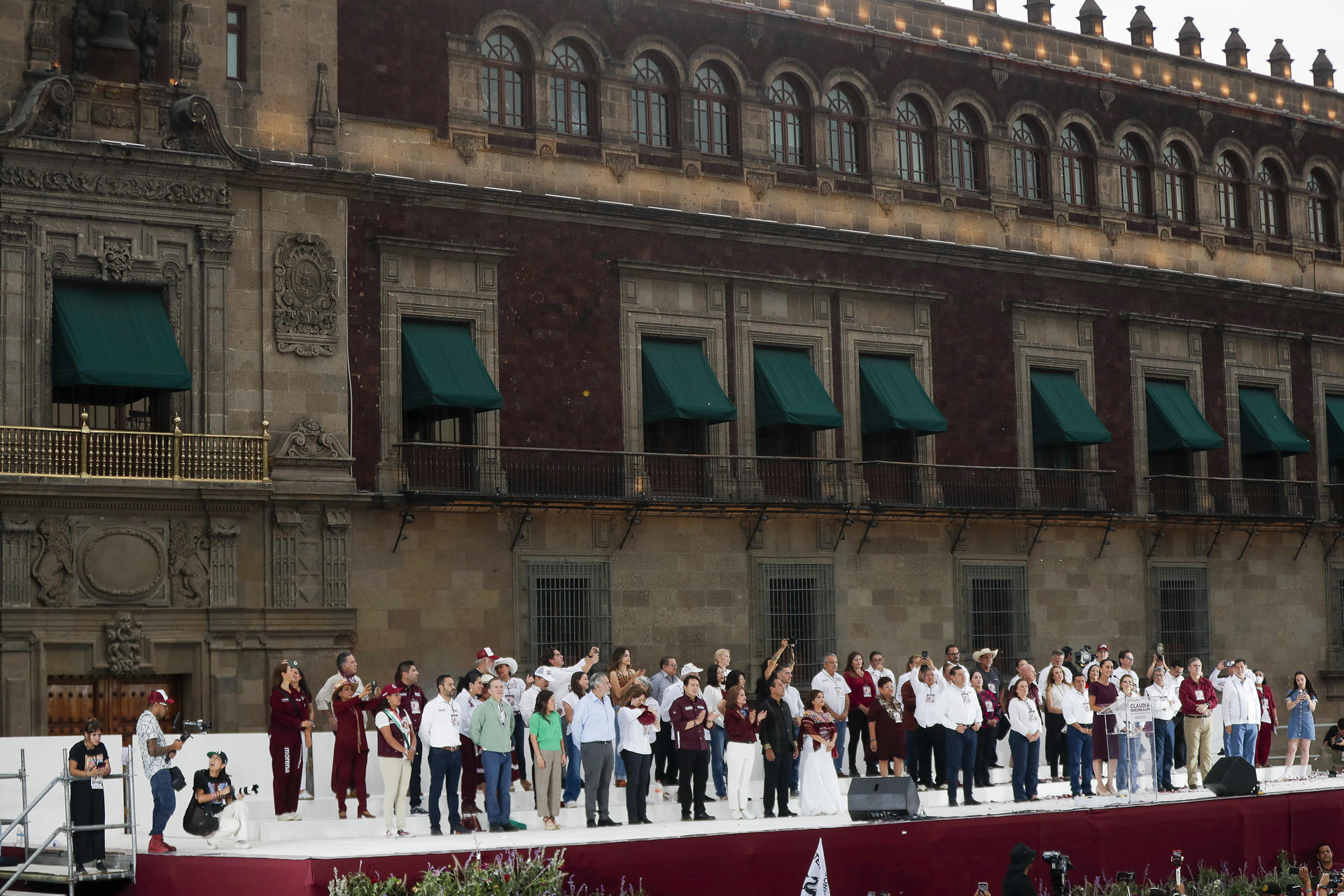 Vista general del cierre de campaña de la candidata presidencial oficialista Claudia Sheinbaum, este miércoles en el Zócalo de la Ciudad de México (México). EFE/ Isaac Esquivel
