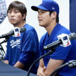 Imagen de archivo tomada el 23 de marzo de 2024 al astro japonés de Los Angeles Dodgers, Shohei Ohtani (d), y su intérprete Ippei Mizuhara (i), protagonista de un grave escándalo que este miércoles le llevó a declararse culpable por sustraer de la cuenta del pelotero 17 millones de dólares para pagar apuestas ilegales. EFE/JIJI PRESS JAPAN OUT EDITORIAL USE ONLY