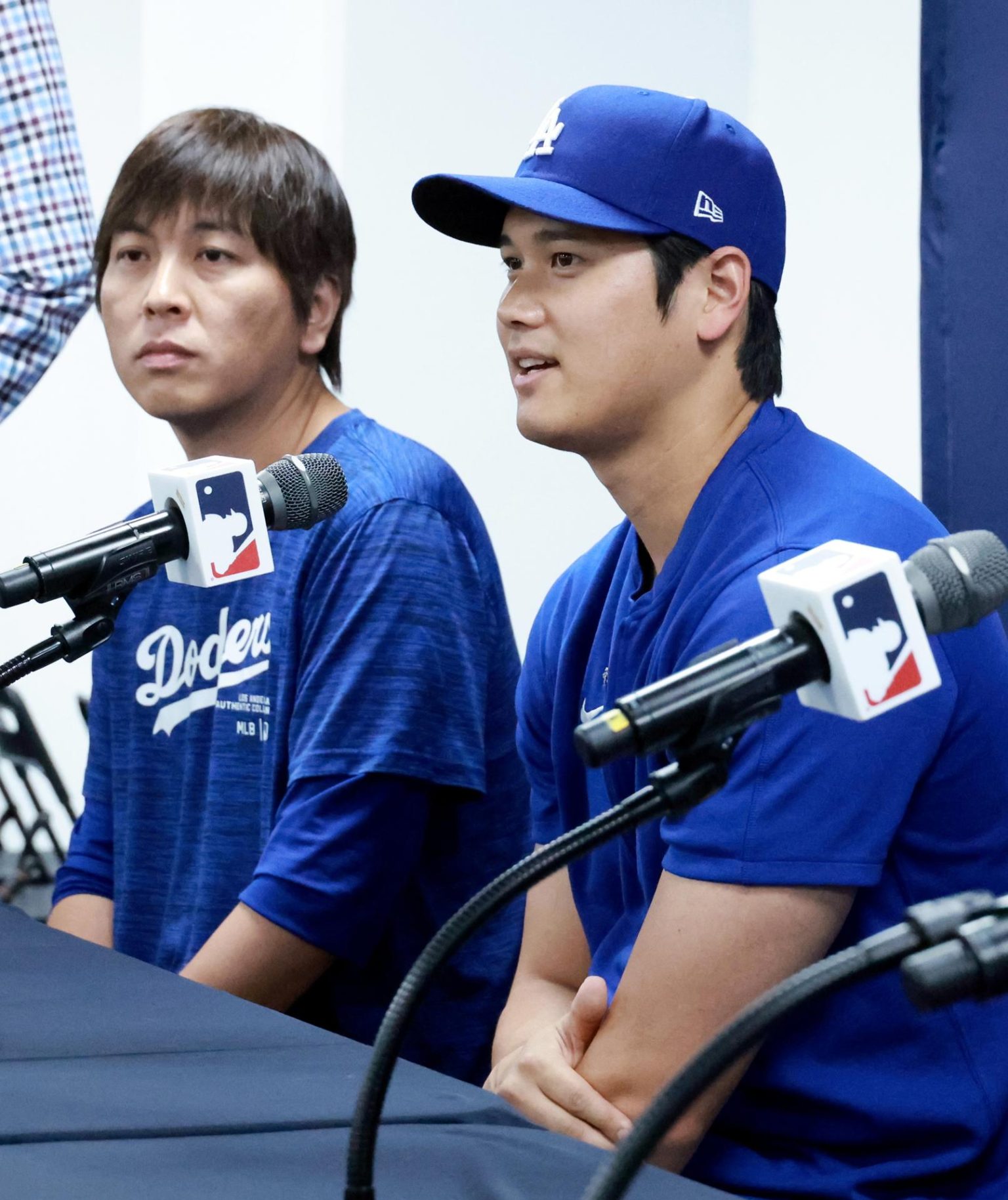 Imagen de archivo tomada el 23 de marzo de 2024 al astro japonés de Los Angeles Dodgers, Shohei Ohtani (d), y su intérprete Ippei Mizuhara (i), protagonista de un grave escándalo que este miércoles le llevó a declararse culpable por sustraer de la cuenta del pelotero 17 millones de dólares para pagar apuestas ilegales. EFE/JIJI PRESS JAPAN OUT EDITORIAL USE ONLY