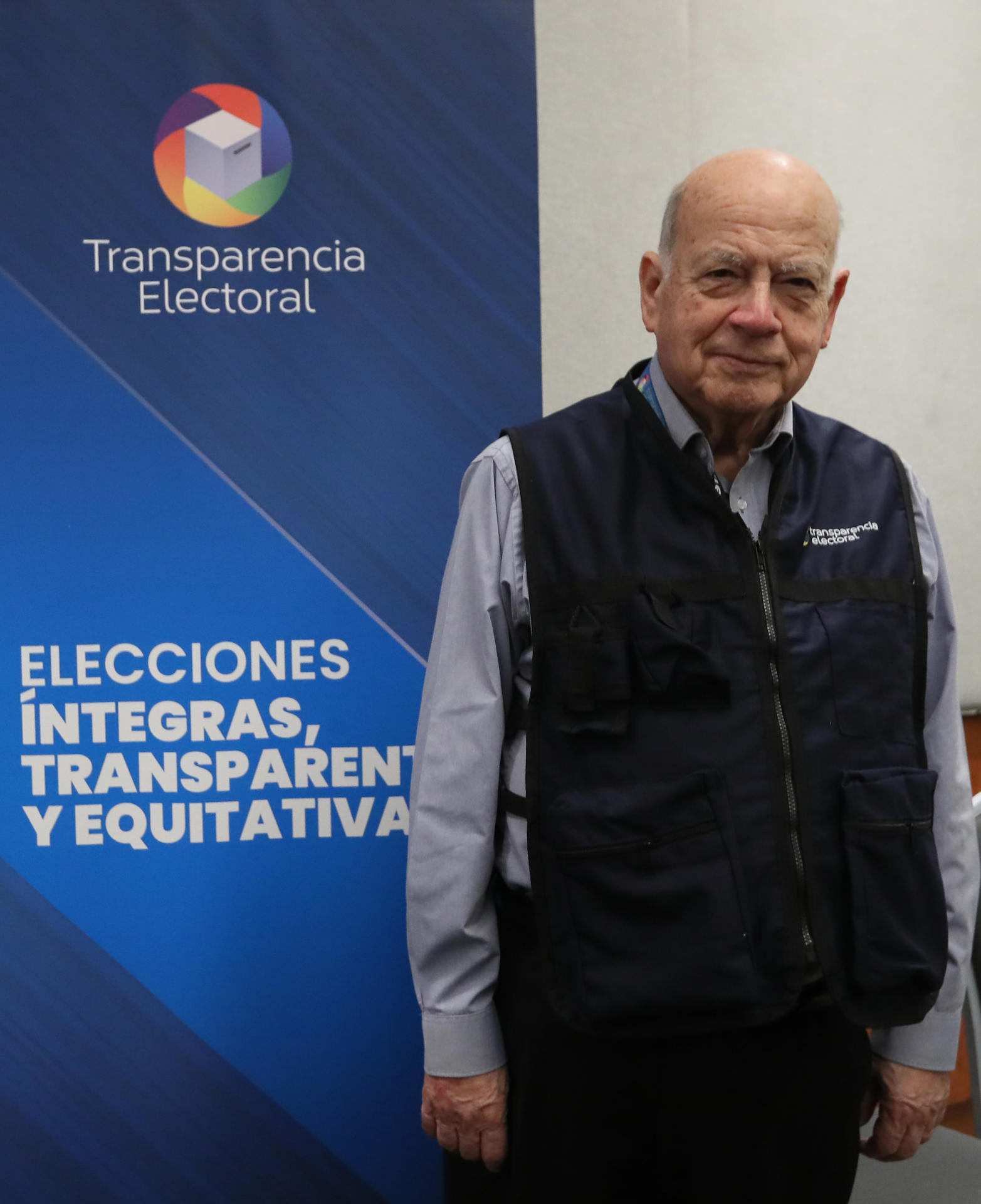 El exsecretario general de la Organización de los Estados Americanos (OEA) José Miguel insulza, posa para una foto al termino de una rueda de prensa este miércoles en la Ciudad de México (México). EFE/ Mario Guzmán
