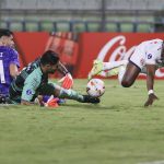 Tito Rojas (c) de Metropolitanos disputa un balón con Mauricio Cuero (d) de Garcilaso este miércoles, en partido de la última jornada de la fase de grupos de la Copa Sudamericana jugada en el estadio Olímpico UCV, de Caracas. EFE/ Miguel Gutiérrez