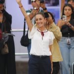 La candidata presidencial oficialista Claudia Sheinbaum, saluda a simpatizantes durante un acto político el 28 de mayo de 2024, en la ciudad de Guadalajara, Jalisco (México). EFE/ Francisco Guasco