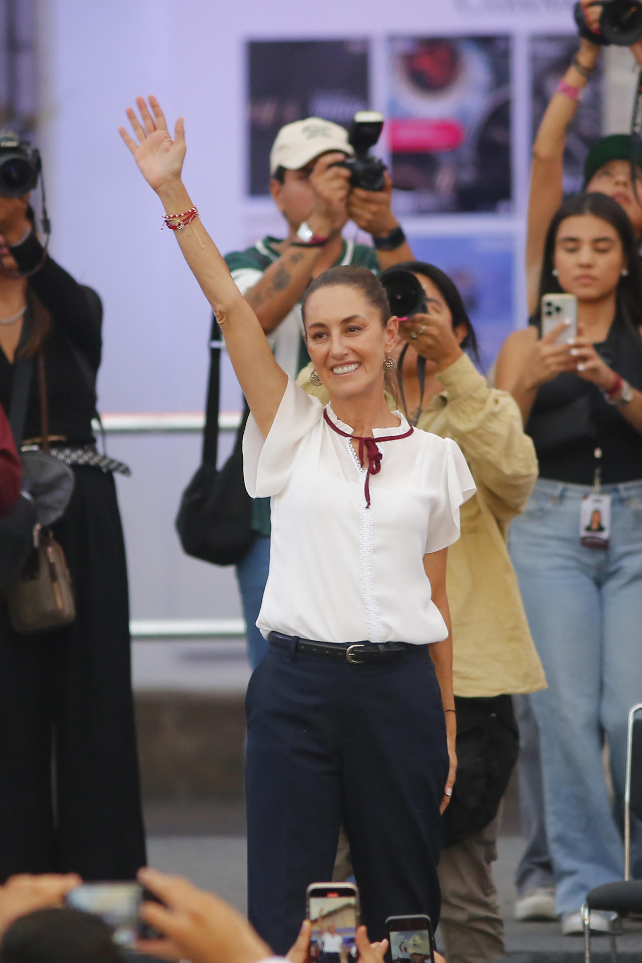 La candidata presidencial oficialista Claudia Sheinbaum, saluda a simpatizantes durante un acto político el 28 de mayo de 2024, en la ciudad de Guadalajara, Jalisco (México). EFE/ Francisco Guasco