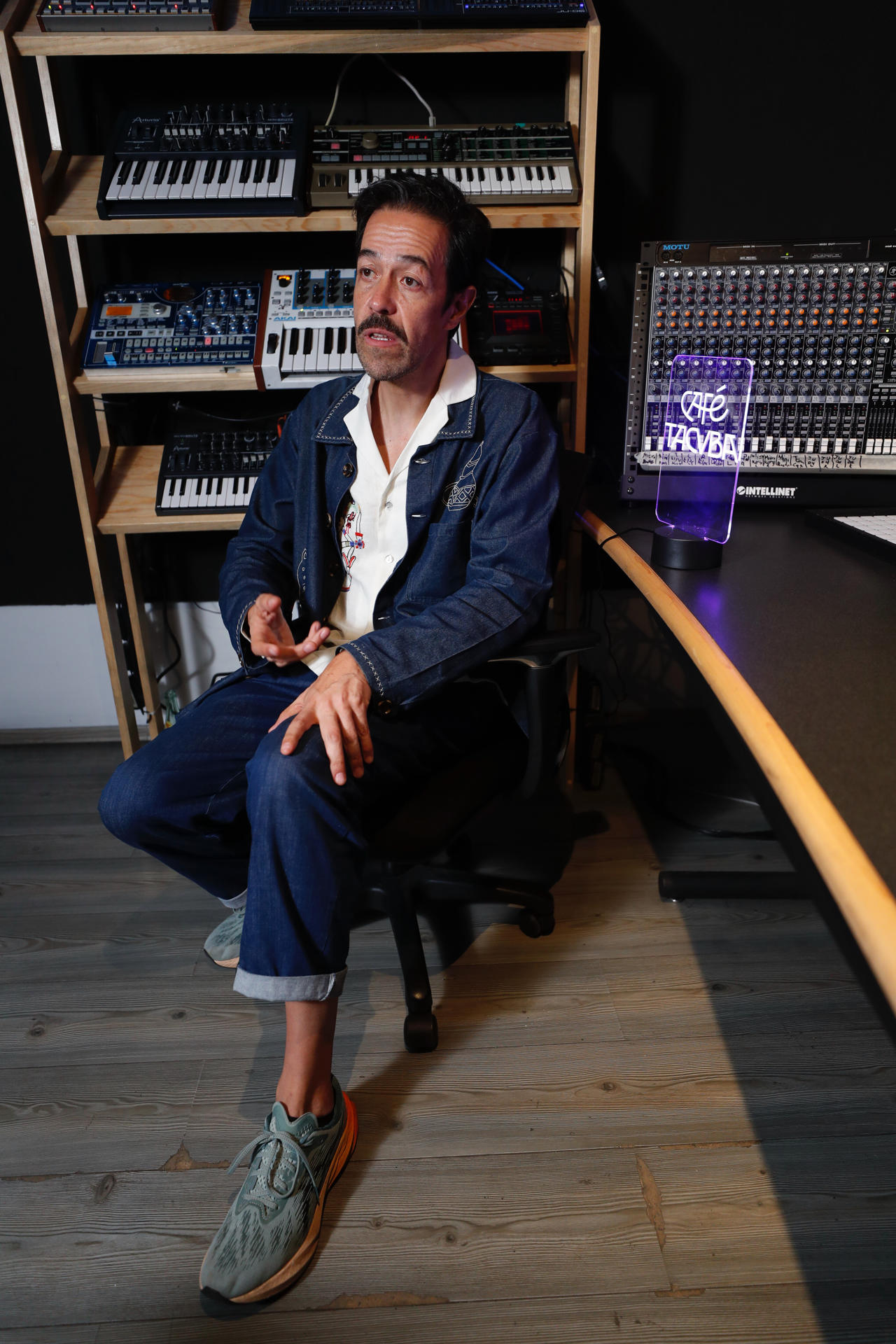El integrante del grupo musical mexicano Café Tacvba, Emmanuel del Real ' Meme', habla durante una entrevista con EFE, el 24 de mayo de 2024, en la Ciudad de México (México). EFE/ Sáshenka Gutiérrez
