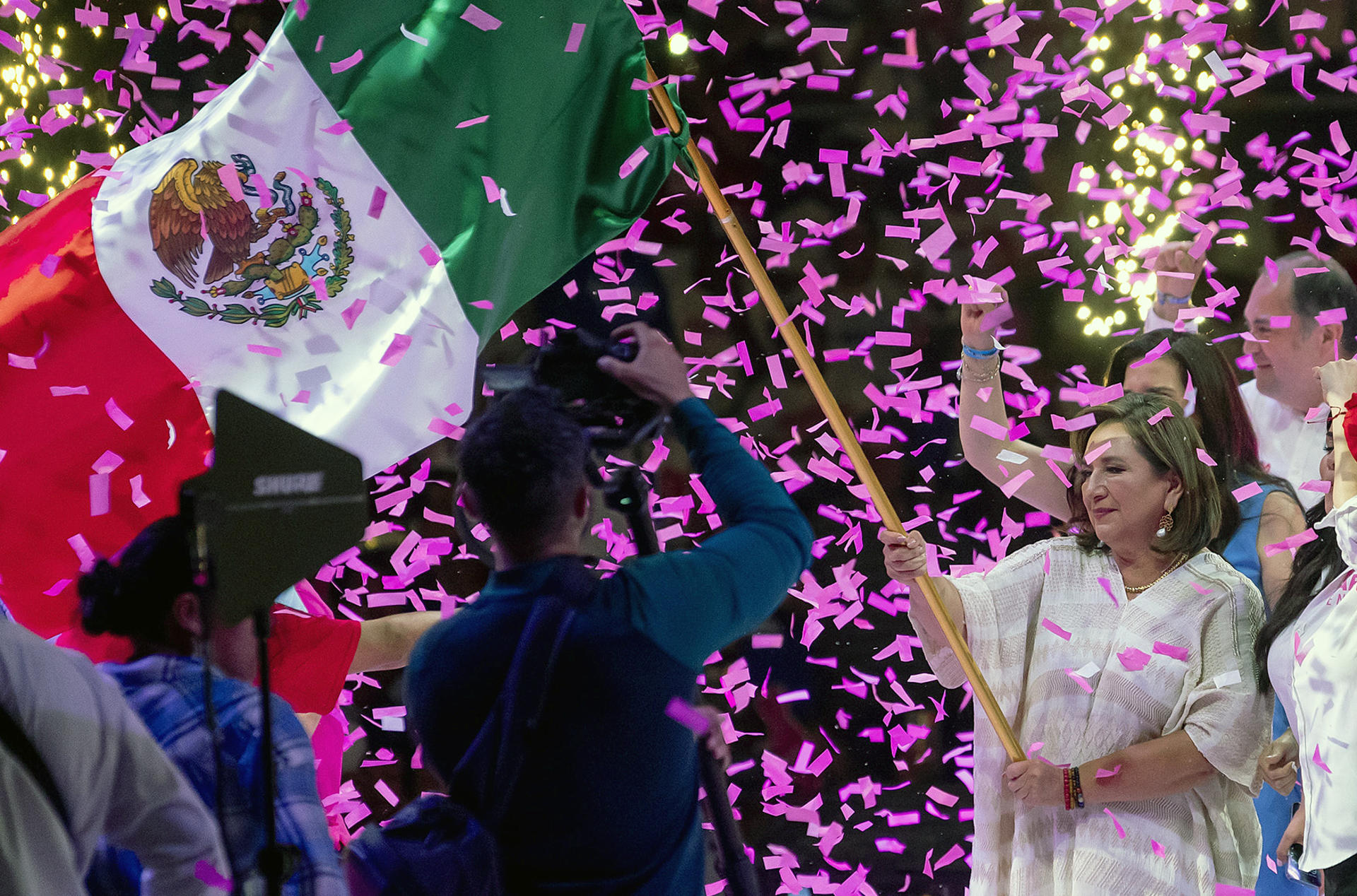 La candidata a la presidencia de México por la coalición “Fuerza y Corazón por México”, Xóchitl Gálvez ondea la bandera de México durante su cierre de campaña este miércoles en la ciudad de Monterrey (México). EFE/Miguel Sierra
