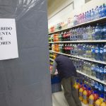 Imagen de archivo de un supermercado donde colocaron un cartel de "prohibido la venta de licores". EFE/ Martin Alipaz
