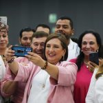 La candidata a la presidencia de México por la coalición “Fuerza y Corazón por México”, Xóchitl Gálvez (c), saluda a simpatizantes durante un acto de campaña ante empresarios en la ciudad de Guadalajara, Jalisco (México). EFE/Francisco Guasco