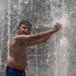 Un niño se baña en una fuente pública, el 24 de mayo de 2024, debido a las altas temperaturas registradas en la Ciudad de México (México). EFE/José Méndez