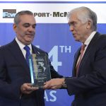 El presidente de la República Dominicana, Luis Abinader (c), recibe el premio Chairman's Award for Leadership in the Americas de manos del vicepresidente del Consejo de las Amércica, Eric Farnsworth (d), durante la 54 Conferencia Anual de Washington sobre las Américas este miércoles, en la sede de la Organización de los Estados Americanos (OEA) en Washington (Estados Unidos). EFE/Lenin Nolly