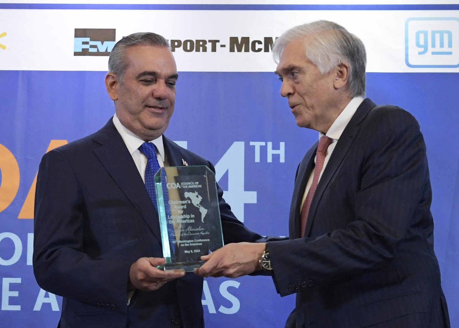 El presidente de la República Dominicana, Luis Abinader (c), recibe el premio Chairman's Award for Leadership in the Americas de manos del vicepresidente del Consejo de las Amércica, Eric Farnsworth (d), durante la 54 Conferencia Anual de Washington sobre las Américas este miércoles, en la sede de la Organización de los Estados Americanos (OEA) en Washington (Estados Unidos). EFE/Lenin Nolly