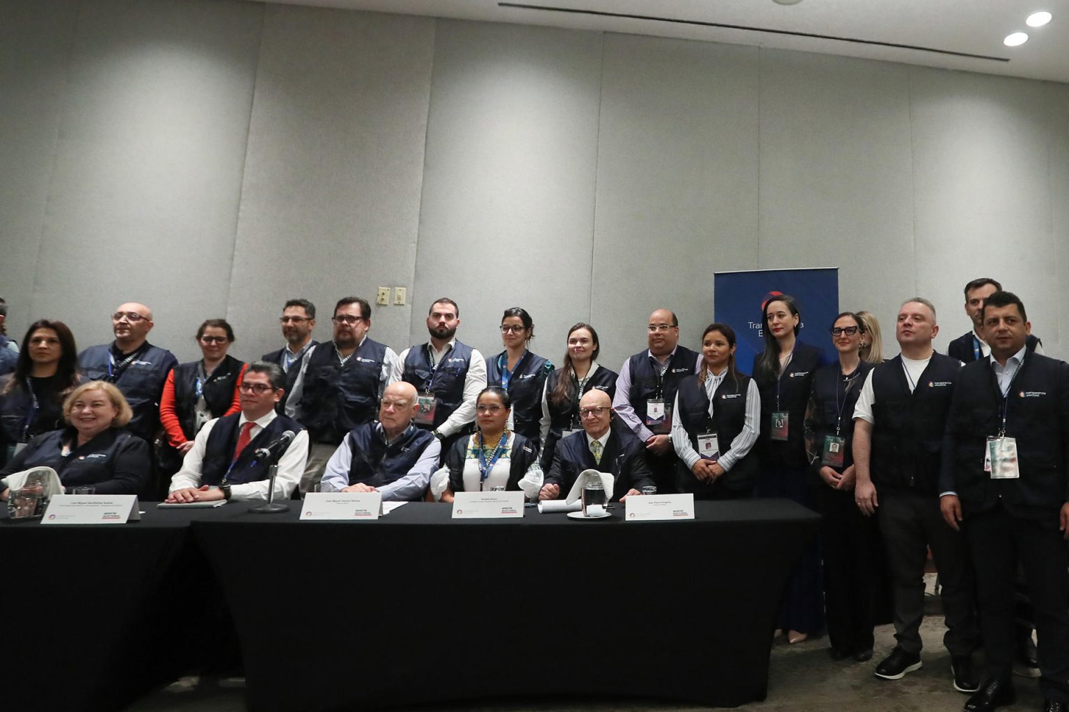 Autoridades de Misión de Observación Electoral Internacional, acompañados de un grupo de observadores Internacionales, posan para una fotografía al termino de una rueda de prensa este miércoles en la Ciudad de México (México). EFE/ Mario Guzmán