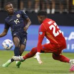 El atacante ecuatoriano Alan Minda (i) fue registrado este miércoles, 26 de junio, al anotarle un gol al guardameta jamaiquino Jahmali Waite (d), durante un partido del grupo B de la Copa América 2024, en el estadio Allegiant de Las Vegas (Nevada, EE.UU.). EFE/Caroline Brehman