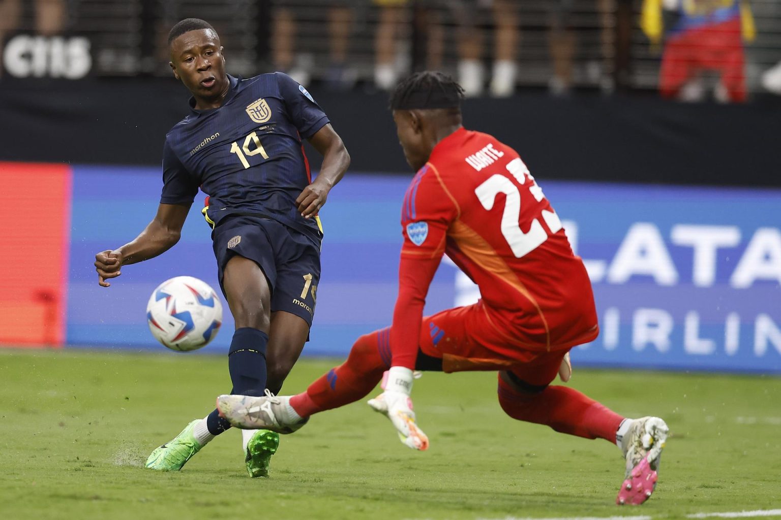 El atacante ecuatoriano Alan Minda (i) fue registrado este miércoles, 26 de junio, al anotarle un gol al guardameta jamaiquino Jahmali Waite (d), durante un partido del grupo B de la Copa América 2024, en el estadio Allegiant de Las Vegas (Nevada, EE.UU.). EFE/Caroline Brehman