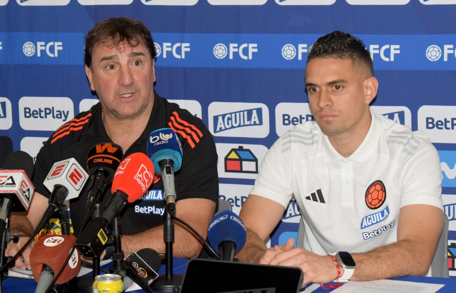 El entrenador de la Selección Colombia de fútbol, Néstor Lorenzo (i), habla junto al jugador Rafael Santos Borré, una imagen de archivo. EFE/ Hugo Penso