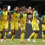 Jugadores de Jamaica fueron registrados este miércoles, 26 de junio, al celebrar el gol que su compañero Antonio (d) le anotó a Ecuador, el primero que una selección jamaiquina anota en sus tres participaciones en las Copas América. Los Reggae Boys perdieron 3-1 y quedaron eliminados del certamen 2024. EFE/Caroline Brehman