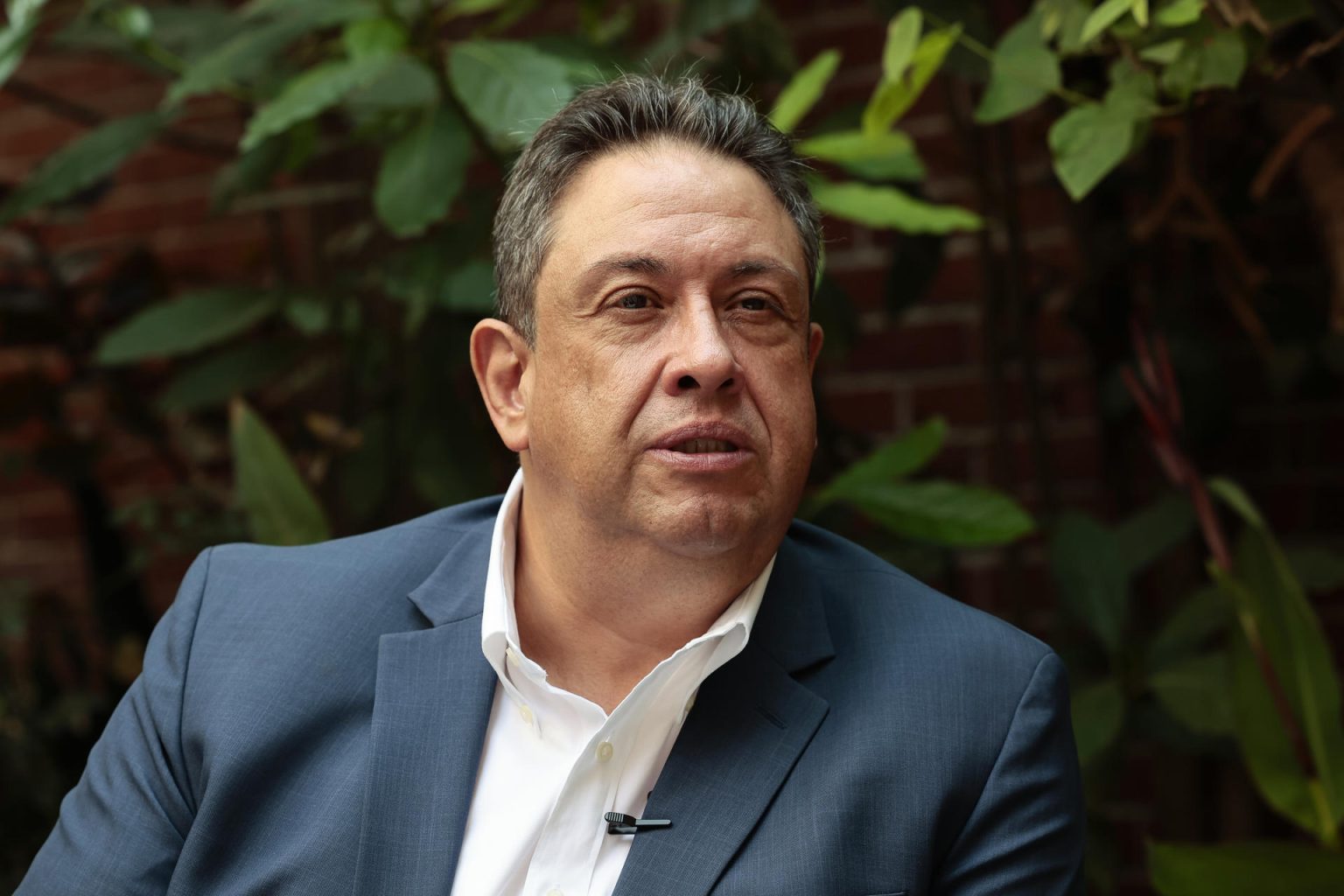 El escritor Carlos Silva, coautor del libro 'La silla embrujada', habla durante una entrevista con EFE, el 7 de junio de 2024, en la Ciudad de México (México). EFEJosé Méndez