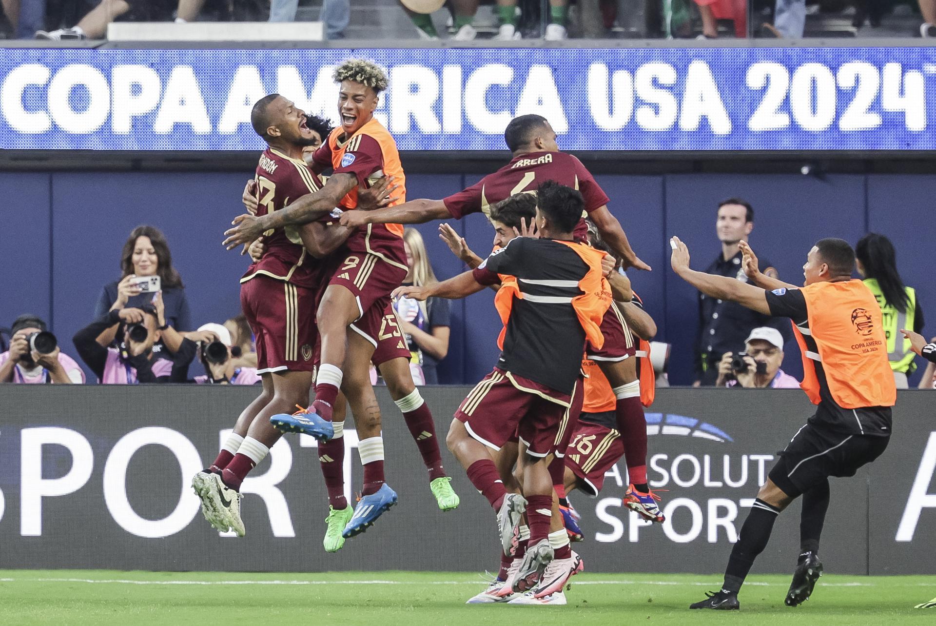 Venezuela celebra un gol de Salomon Rondon (i) en la Copa América. CENA EFE/EPA/ALLISON
