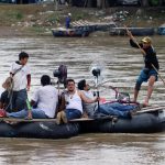 Migrantes cruzan el río Suchiate este miércoles, en la ciudad de Tapachula en el estado de Chiapas (México). EFE/ Juan Manuel Blanco