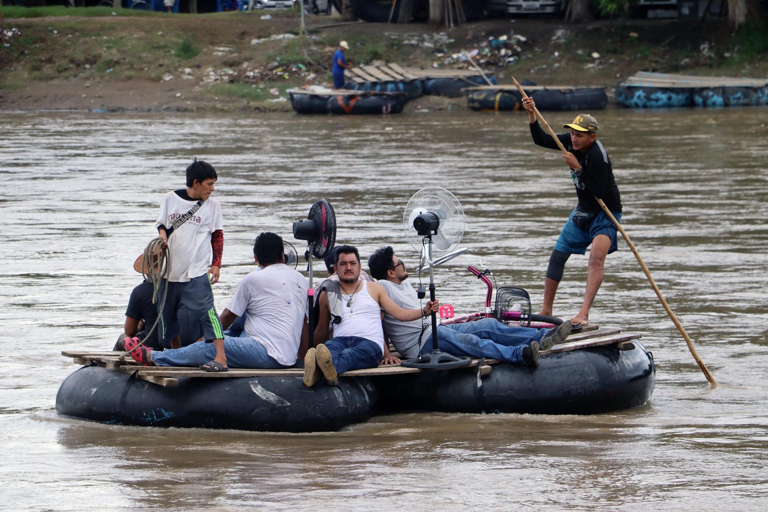 Migrantes cruzan el río Suchiate este miércoles, en la ciudad de Tapachula en el estado de Chiapas (México). EFE/ Juan Manuel Blanco