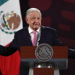 El Presidente de México Andrés Manuel López Obrador habla este jueves durante una conferencia de prensa matutina en Palacio Nacional de Ciudad de México (México). EFE/Mario Guzmán