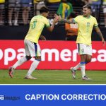 Imagen de archivo tomada al defensor Bruno Guimarães (i) al momento del saludo con el extremo Lucas Paquetá (d). Guimaraes criticó este domingo en la ciudad estadounidense de Santa Clara la rigidez de la Conmebol con los tiempos que se llevan las selecciones en la Copa América para volver a la cancha del periodo de descanso. EFE/EPA/Caroline Brehman