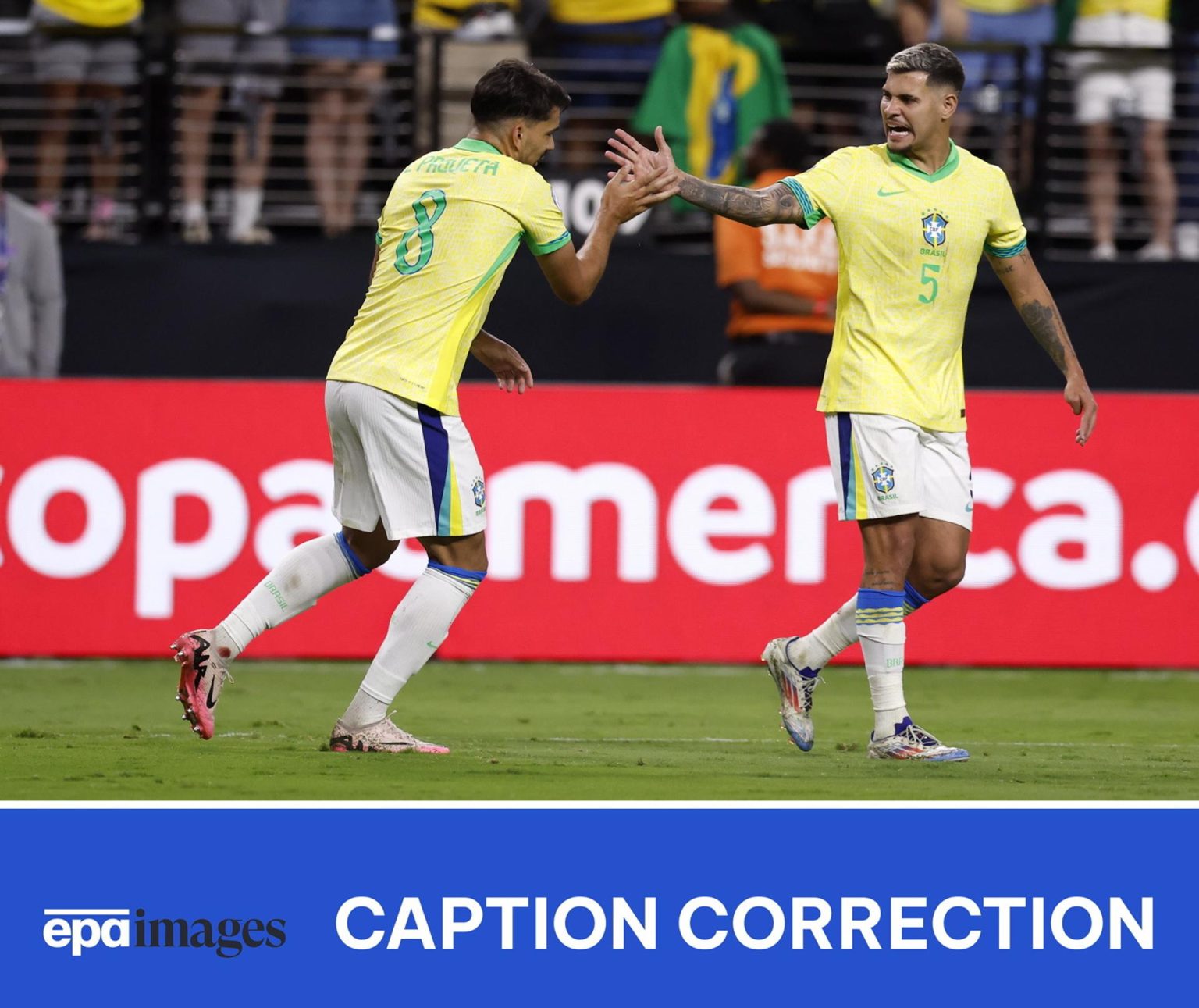 Imagen de archivo tomada al defensor Bruno Guimarães (i) al momento del saludo con el extremo Lucas Paquetá (d). Guimaraes criticó este domingo en la ciudad estadounidense de Santa Clara la rigidez de la Conmebol con los tiempos que se llevan las selecciones en la Copa América para volver a la cancha del periodo de descanso. EFE/EPA/Caroline Brehman