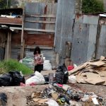 Un mujer busca materiales reciclables entre la basura en Tegucigalpa (Honduras). EFE/ Gustavo Amador