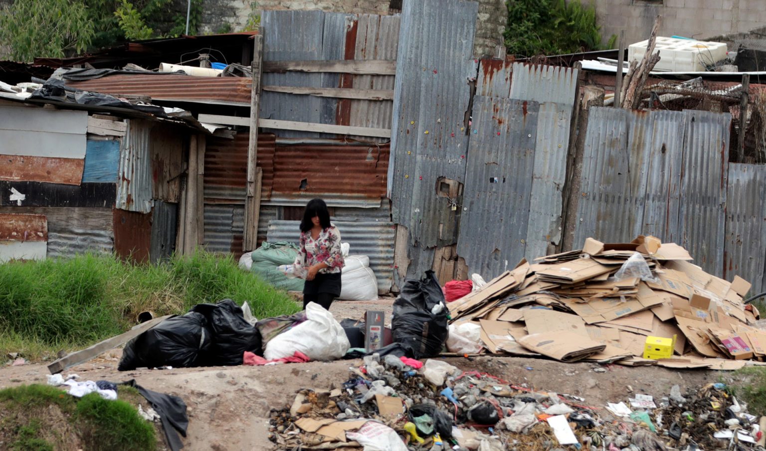 Un mujer busca materiales reciclables entre la basura en Tegucigalpa (Honduras). EFE/ Gustavo Amador