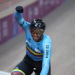 Fotografía de archivo en la que se registró al colombiano Kevin Quintero al celebrar la obtención de la medalla de oro de la prueba de velocidad del ciclismo de pista de los Juegos Panamericanos 2019 en Lima (Perú). Quintero será uno de los abanderados de su país en los Juegos Olímpicos de París 2024. EFE/Orlando Barría