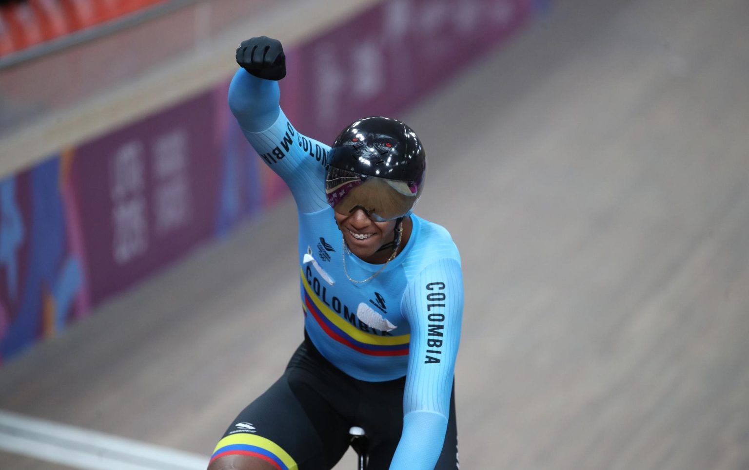 Fotografía de archivo en la que se registró al colombiano Kevin Quintero al celebrar la obtención de la medalla de oro de la prueba de velocidad del ciclismo de pista de los Juegos Panamericanos 2019 en Lima (Perú). Quintero será uno de los abanderados de su país en los Juegos Olímpicos de París 2024. EFE/Orlando Barría