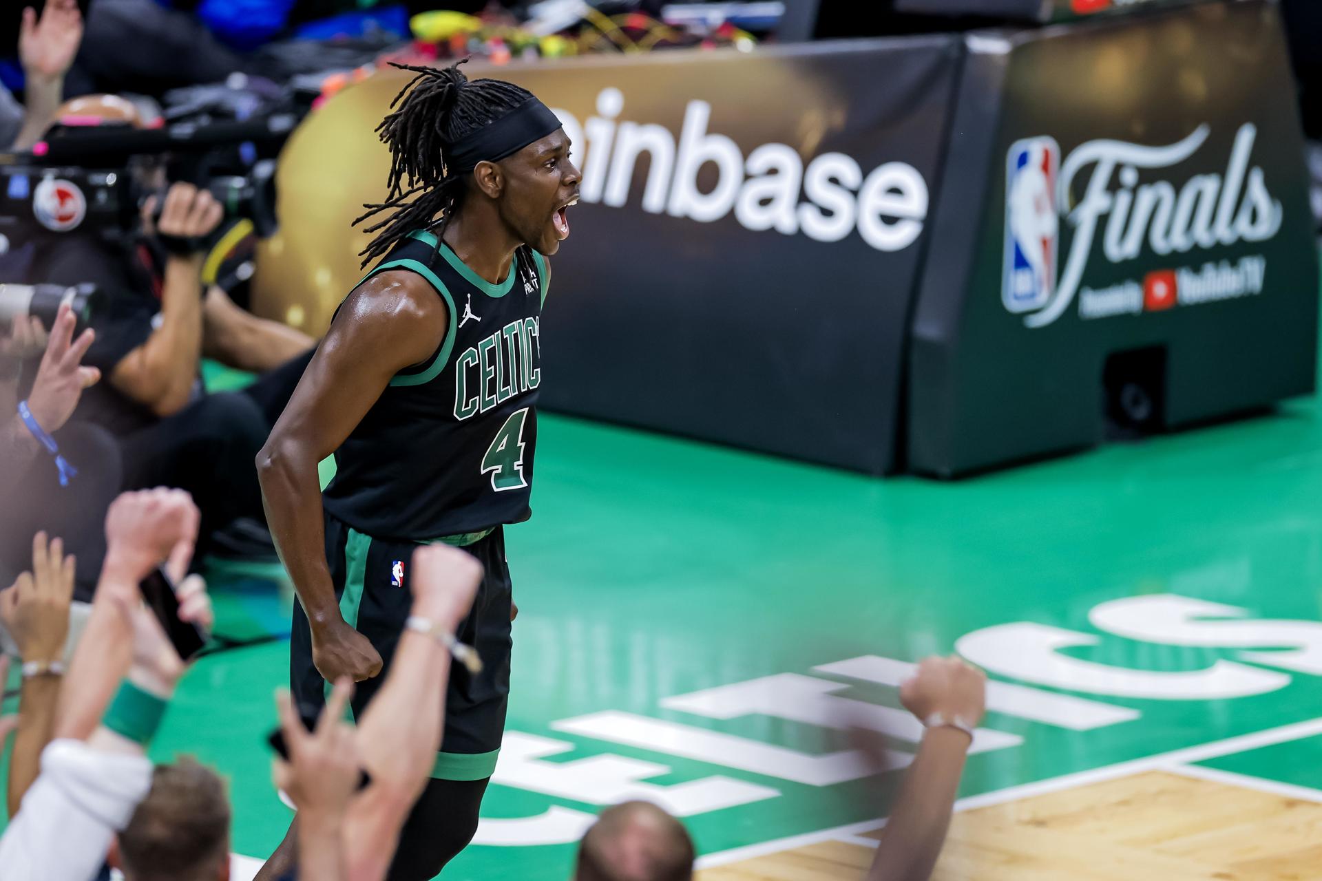 Jrue Holiday, escolta de los Celtics de Boston, fue registrado este domingo, 9 de junio, al celebrar una canasta que su equipo le anotó a los Mavericks de Dallas, durante el segundo partido de las Finales de la NBA, en el coliseo TD Garden de Boston (Massachusetts, EE.UU.). EFE/CJ Guhther
