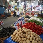 Fotografía de un puesto de verduras con los precios de cada producto, en el mercado de Jamaica de la Ciudad de México (México). Imagen de archivo. EFE/Sashenka Gutiérrez