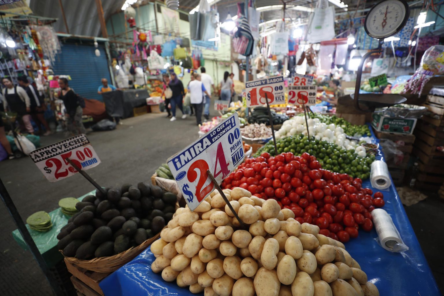 Fotografía de un puesto de verduras con los precios de cada producto, en el mercado de Jamaica de la Ciudad de México (México). Imagen de archivo. EFE/Sashenka Gutiérrez