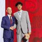 El joven jugador francés de baloncesto y número uno del draft 2024 de la NBA, Zaccharie Risacher (d), fue registrado ese miércoles, 26 de junio, al estrechar la mano del comisionado de la NBA, Adam Silver (d), después de ser seleccionado por los Atlanta Hawks, en el coliseo Barclays Center de Brooklyn (Nueva York, EE.UU.). EFE/Sarah Yenesel