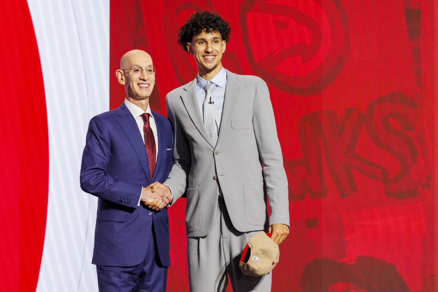 El joven jugador francés de baloncesto y número uno del draft 2024 de la NBA, Zaccharie Risacher (d), fue registrado ese miércoles, 26 de junio, al estrechar la mano del comisionado de la NBA, Adam Silver (d), después de ser seleccionado por los Atlanta Hawks, en el coliseo Barclays Center de Brooklyn (Nueva York, EE.UU.). EFE/Sarah Yenesel