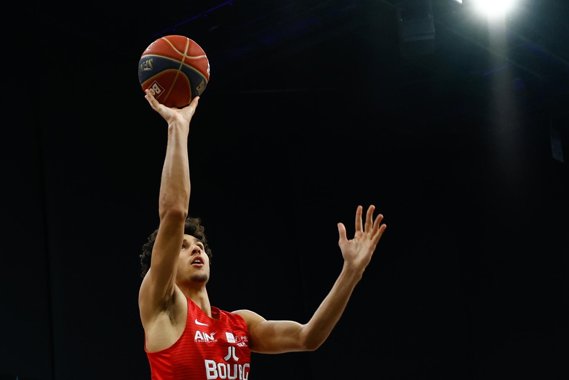 Fotografía de archivo, tomada el pasado 28 de abril, en al que se registró al joven jugador francés Zaccharie Risacher, al actuar con el equipo JL Bourg, durante un partido de la liga francesa LNB Elite, en París (Francia). EFE/Mohammed Badra
