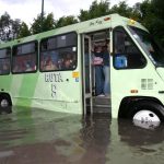 Imagen de archivo de un autobús de transporte público con aproximadamente 70 pasajeros que permanece varado luego de las intensas lluvias que se presentaron en la Ciudad de México. EFE/Str