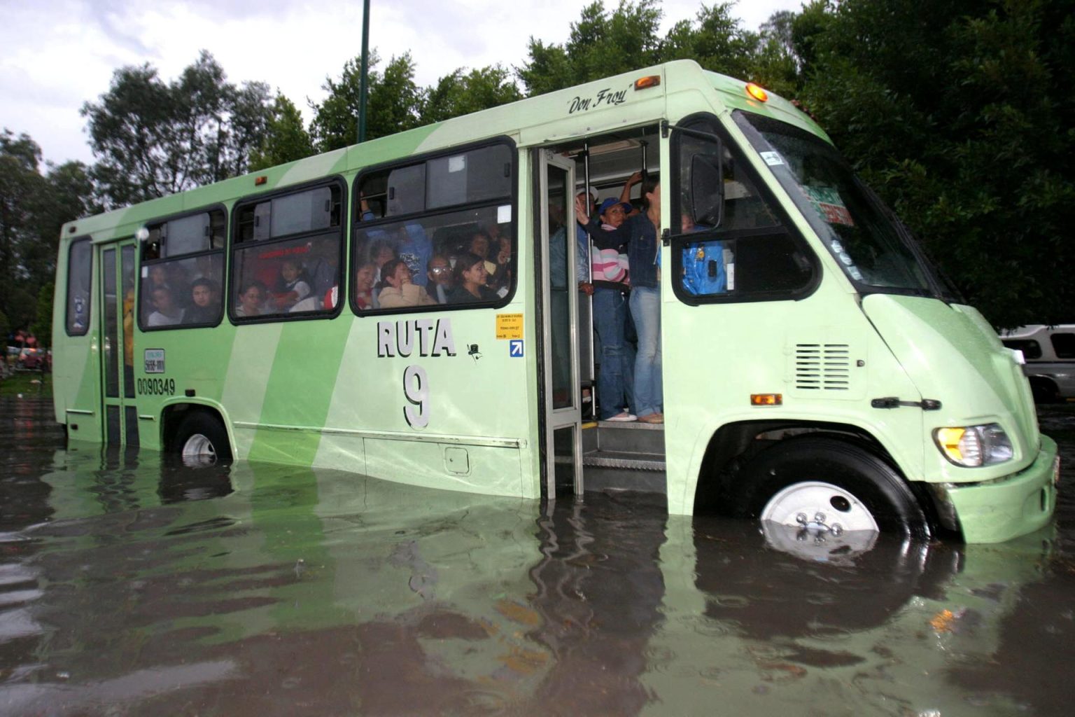 Imagen de archivo de un autobús de transporte público con aproximadamente 70 pasajeros que permanece varado luego de las intensas lluvias que se presentaron en la Ciudad de México. EFE/Str