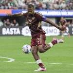 El delantero venezolano Salomón Rondón fue registrado este miércoles, 26 de junio, antes de patear un balón, durante un partido del grupo B de la Copa América 2024, en el Sofi Stadium de Inglewood (California, EE.UU.). EFE/Allison Dinner