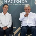 El presidente de México, Andrés Manuel López Obrador (d), y la presidenta electa de México, Claudia Sheinbaum (i), participan en una rueda de prensa el 14 de junio de 2024, en el municipio de San Juan Sabinas en el estado de Coahuila (México). EFE/Miguel Sierra