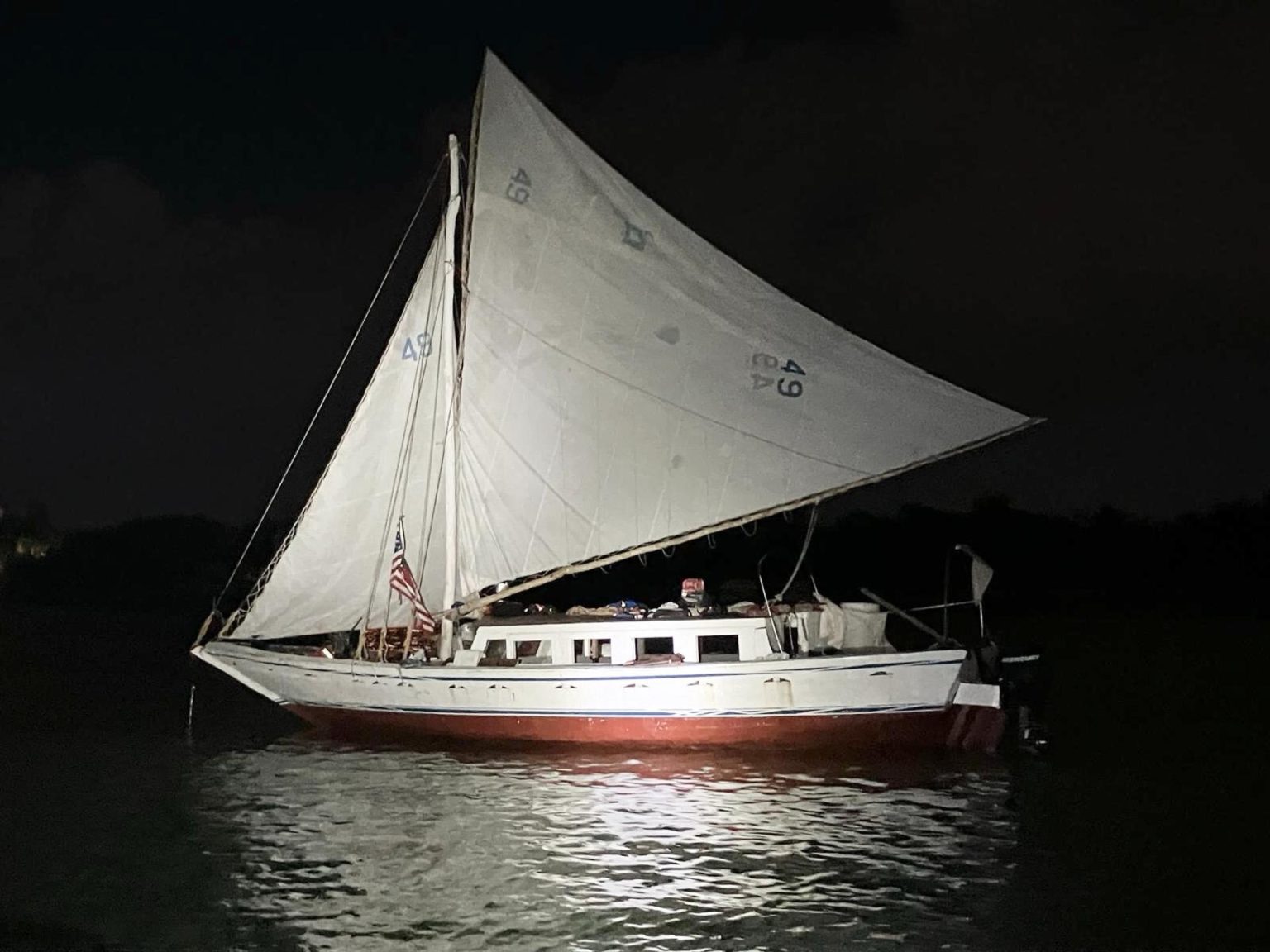 Fotografía cedida por el jefe de la Patrulla Fronteriza del sector de Miami (USBP Chief MIP), Samuel Briggs II, donde se muestra al carguero de vela que desembarcó en la madrugada de este miércoles con decenas de haitianos al norte de Higgs Beach, en las cercanías de la Reserva Natural de Cayo Hueso (Estados Unidos). EFE/USBP Chief MIP /SOLO USO EDITORIAL /NO VENTAS /SOLO DISPONIBLE PARA ILUSTRAR LA NOTICIA QUE ACOMPAÑA /CRÉDITO OBLIGATORIO