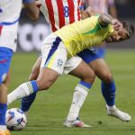 El centrocampista brasileño Bruno Guimaraes (c) fue registrado el pasado 28 de junio, durante un partido contra Paraguay válido por el grupo D de la Copa América, en el estadio Allegiant de Las Vegas (Nevada, EE.UU.). Guimaraes anticipó que buscarán marcar al creativo colombiano James Rodríguez en el partido final de este grupo. EFE/Caroline Brehman