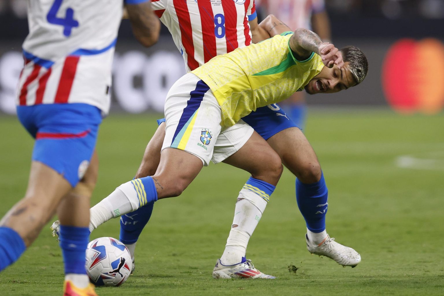 El centrocampista brasileño Bruno Guimaraes (c) fue registrado el pasado 28 de junio, durante un partido contra Paraguay válido por el grupo D de la Copa América, en el estadio Allegiant de Las Vegas (Nevada, EE.UU.). Guimaraes anticipó que buscarán marcar al creativo colombiano James Rodríguez en el partido final de este grupo. EFE/Caroline Brehman