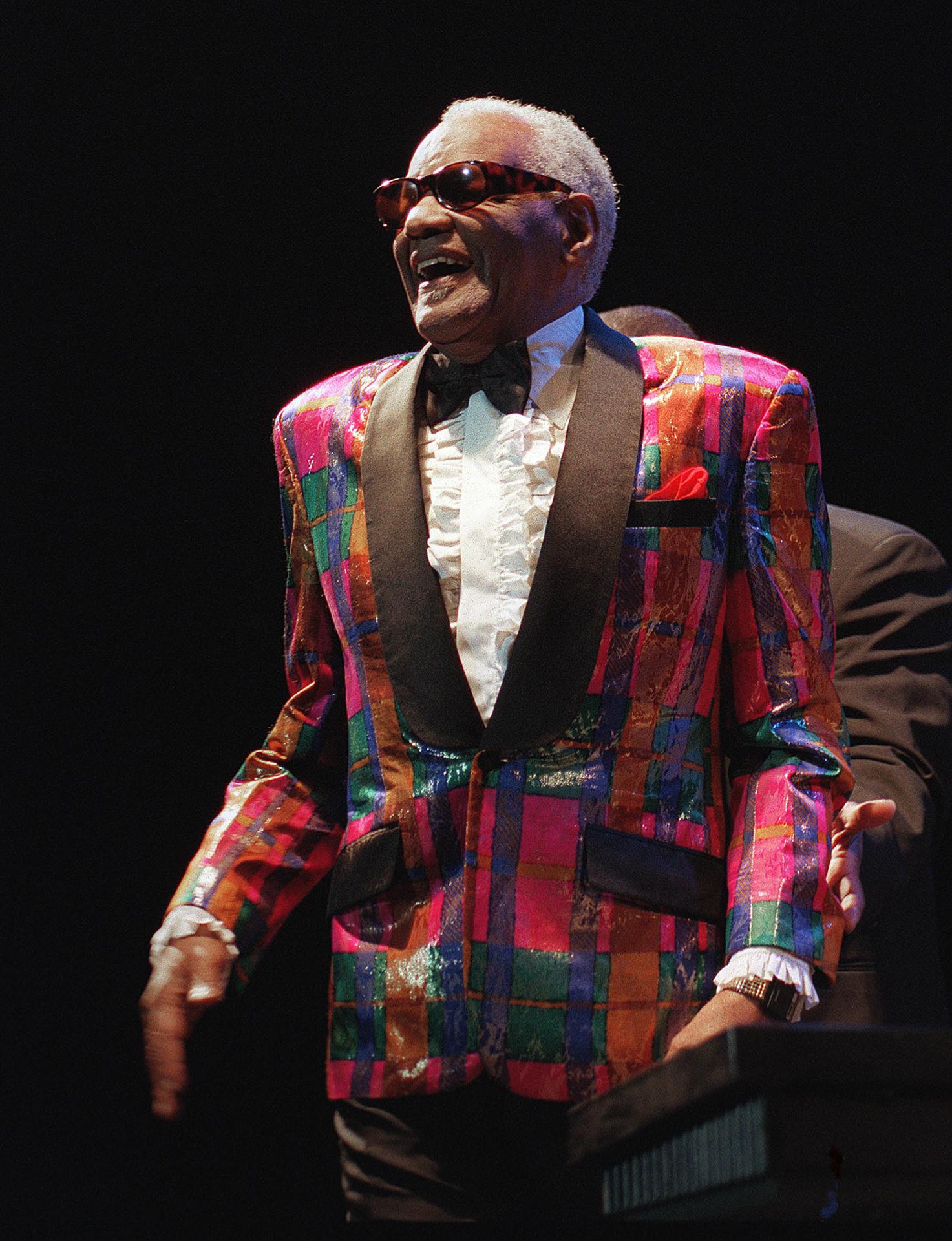 Fotografía de archivo donde aparece el cantante, compositor y pianista estadounidense Ray Charles durante uno de sus conciertos, el 24 de julio de 1997, en España. EFE/ Alberto Martín
