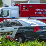 Un coche de policía y un camión de bomberos permanecen estacionados en el Broward Health hospital de Pompano Beach, Florida, EE.UU. Imagen de archivo. EFE/Giorgio Viera