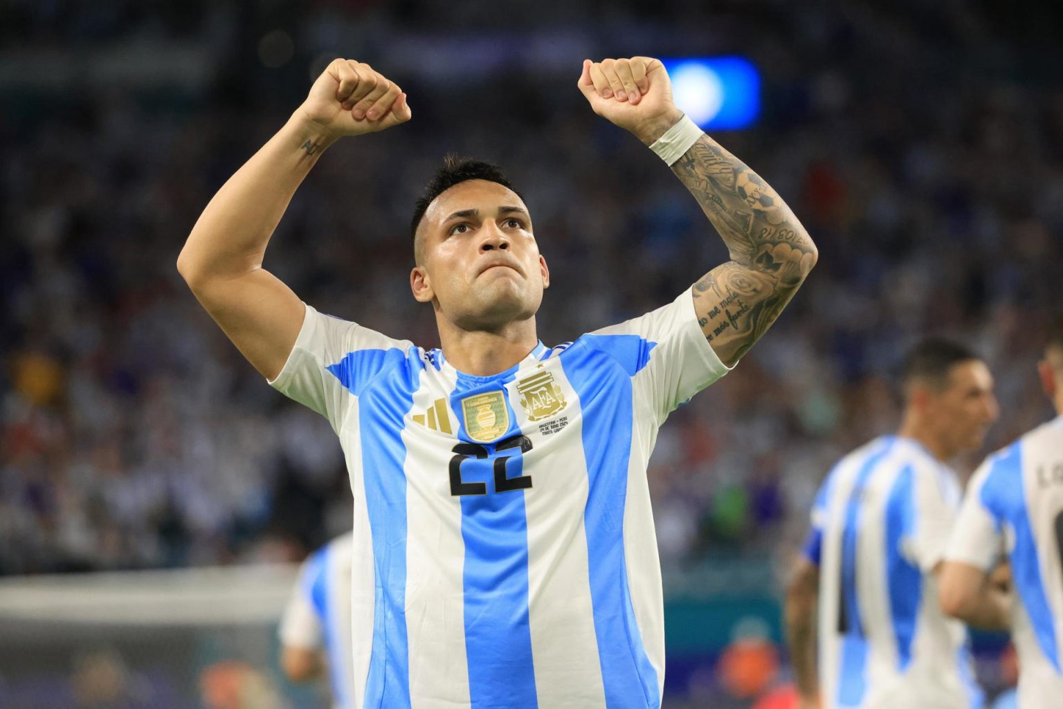 El delantero argentino Lautaro Martínez fue registrado este sábado, 29 de junio, al celebrar el primero de los dos goles que le anotó a Perú, durante el partido de cierre de grupo A de la Copa América, en el estadio Hard Rock de Miami (Florida, EE.UU.). EFE/Cristóbal Herrera