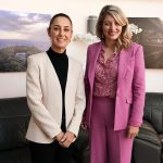 Fotografía cedida este miércoles por la Casa de Campaña de Claudia Sheinbaum, de la presidenta electa de México, Claudia Sheinbaum (i), durante una reunión con la ministra de Asuntos Exteriores de Canadá, Mélanue Joly (d) en la Ciudad de México (México). EFE/Casa de Campaña de Claudia Sheinbaum/SOLO USO EDITORIAL/SOLO DISPONIBLE PARA ILUSTRAR LA NOTICIA QUE ACOMPAÑA (CRÉDITO OBLIGATORIO)