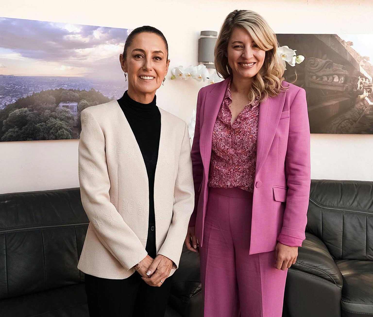 Fotografía cedida este miércoles por la Casa de Campaña de Claudia Sheinbaum, de la presidenta electa de México, Claudia Sheinbaum (i), durante una reunión con la ministra de Asuntos Exteriores de Canadá, Mélanue Joly (d) en la Ciudad de México (México). EFE/Casa de Campaña de Claudia Sheinbaum/SOLO USO EDITORIAL/SOLO DISPONIBLE PARA ILUSTRAR LA NOTICIA QUE ACOMPAÑA (CRÉDITO OBLIGATORIO)