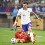 Imagen de archivo del capitán de la selección de Esados Unidos, Christian Pulisic (c), quien confía en que su equipo ofrezca este lunes en Kansas City un partido sólido ante Uruguay para sellar la clasificación a los cuartos de final de la Copa América. EFE/EPA/Kevin Jairaj